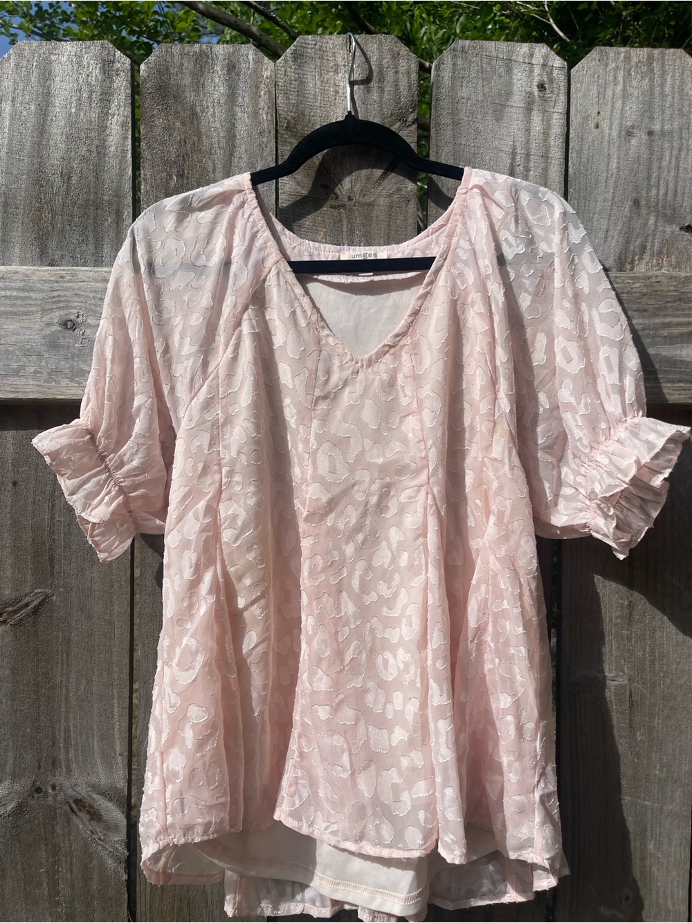 Umgee Pale Blush Textured V-Neck blouse Sz S